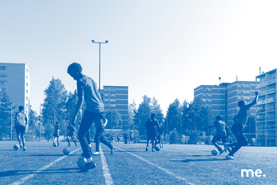Kuvituskuva, nuoret pelaamassa jalkapalloa